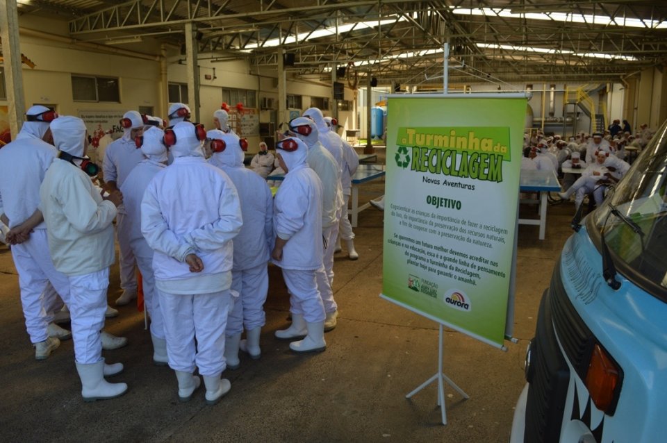 Empregados recebem momentos de descontração e conhecimento com A Turminha da Reciclagem