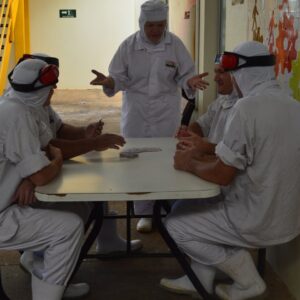 Roda de Leitura leva empregados ao mundo da imaginação com suas histórias