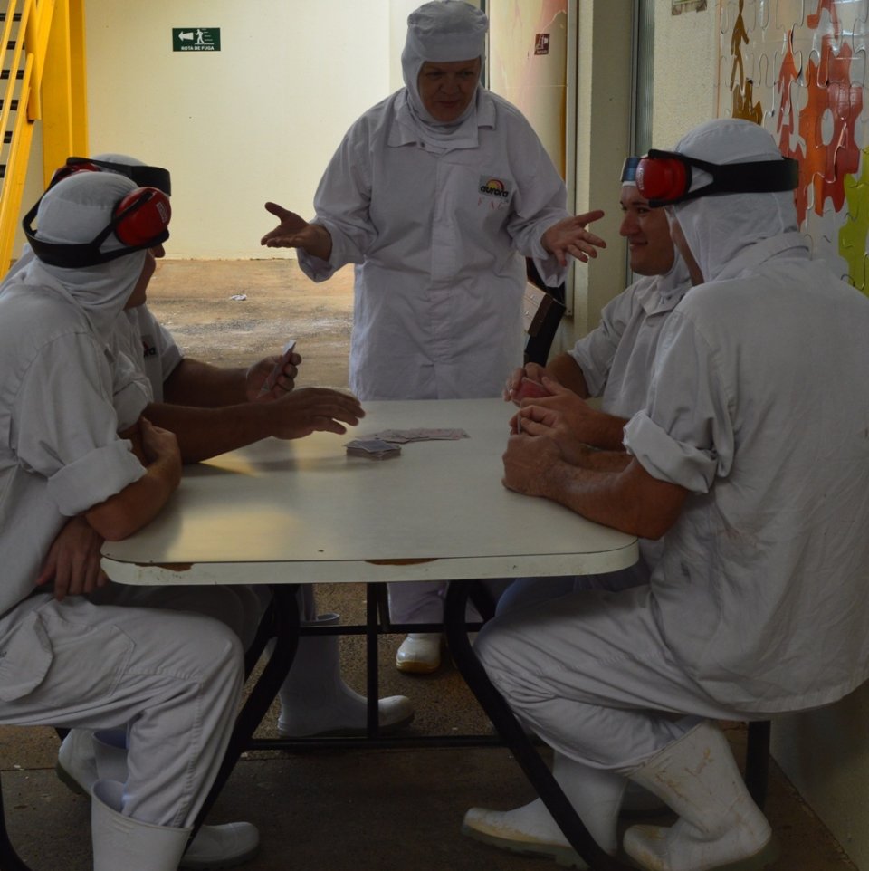 Roda de Leitura leva empregados ao mundo da imaginação com suas histórias