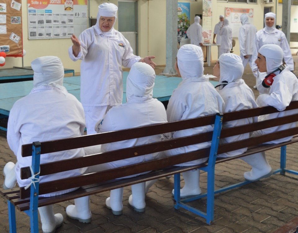 Roda de Leitura leva empregados ao mundo da imaginação com suas histórias