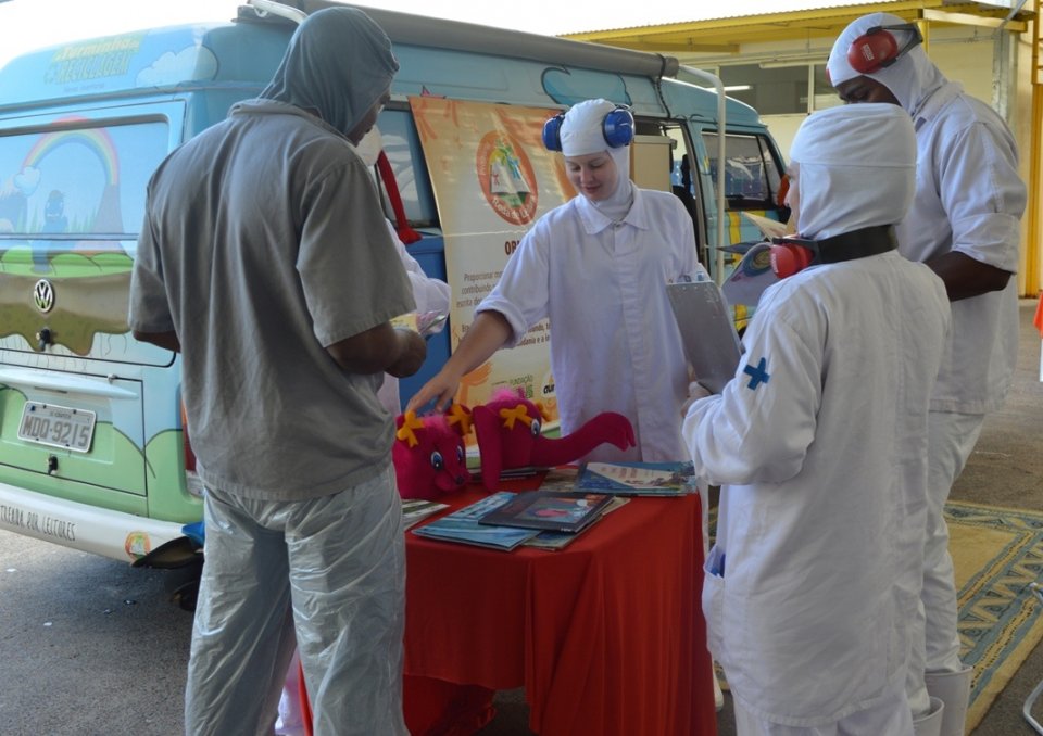 Roda de Leitura leva empregados ao mundo da imaginação com suas histórias