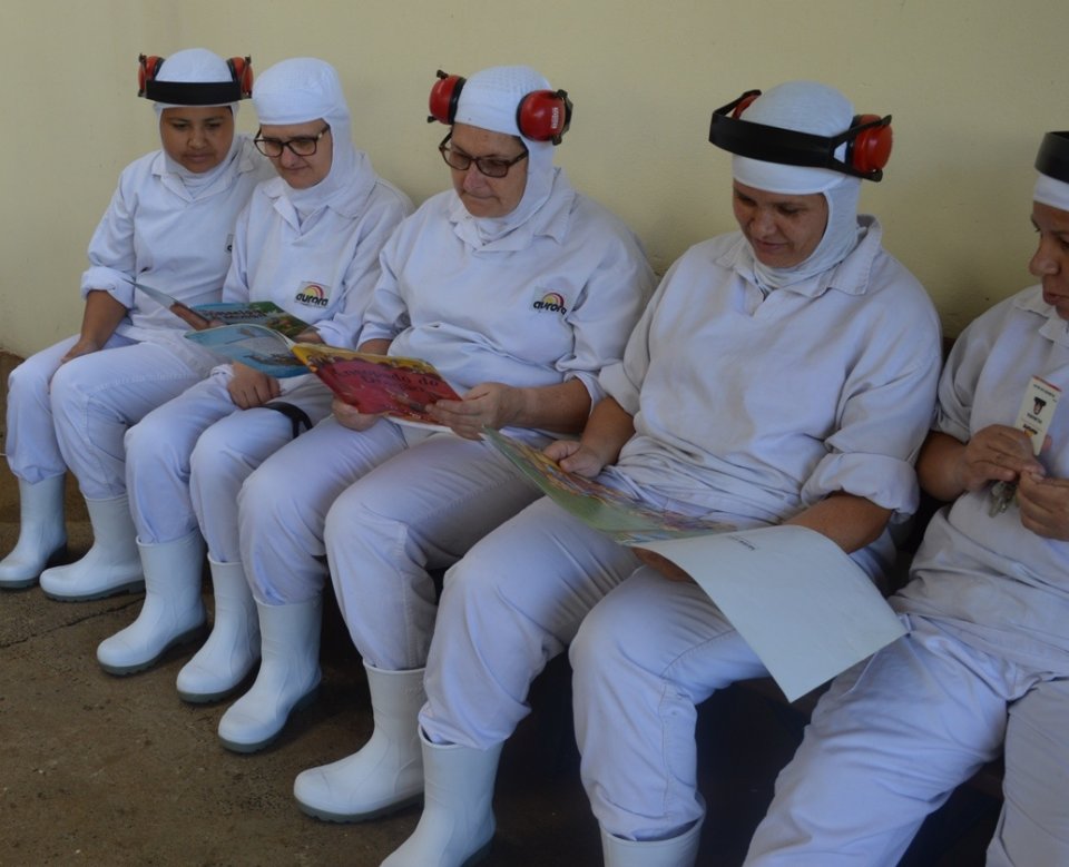 Roda de Leitura leva empregados ao mundo da imaginação com suas histórias