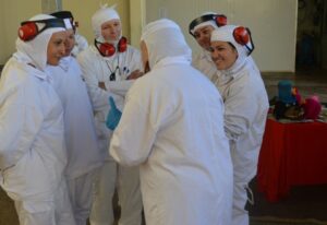 Roda de Leitura leva empregados ao mundo da imaginação com suas histórias