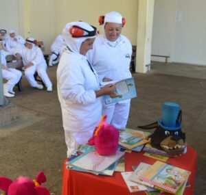 Roda de Leitura leva empregados ao mundo da imaginação com suas histórias