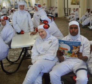 Roda de Leitura leva empregados ao mundo da imaginação com suas histórias