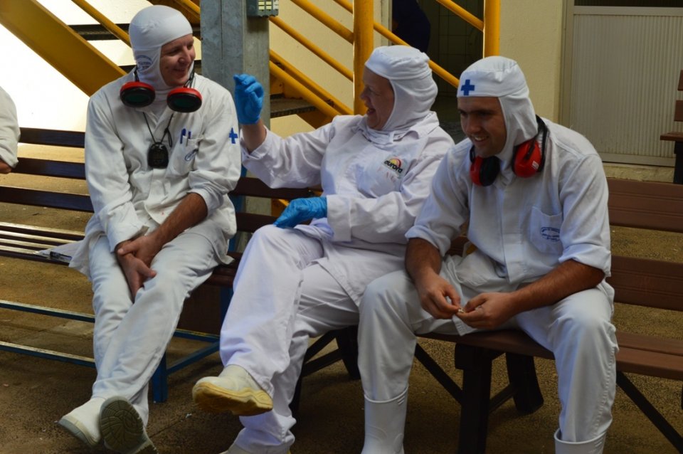 Roda de Leitura leva empregados ao mundo da imaginação com suas histórias