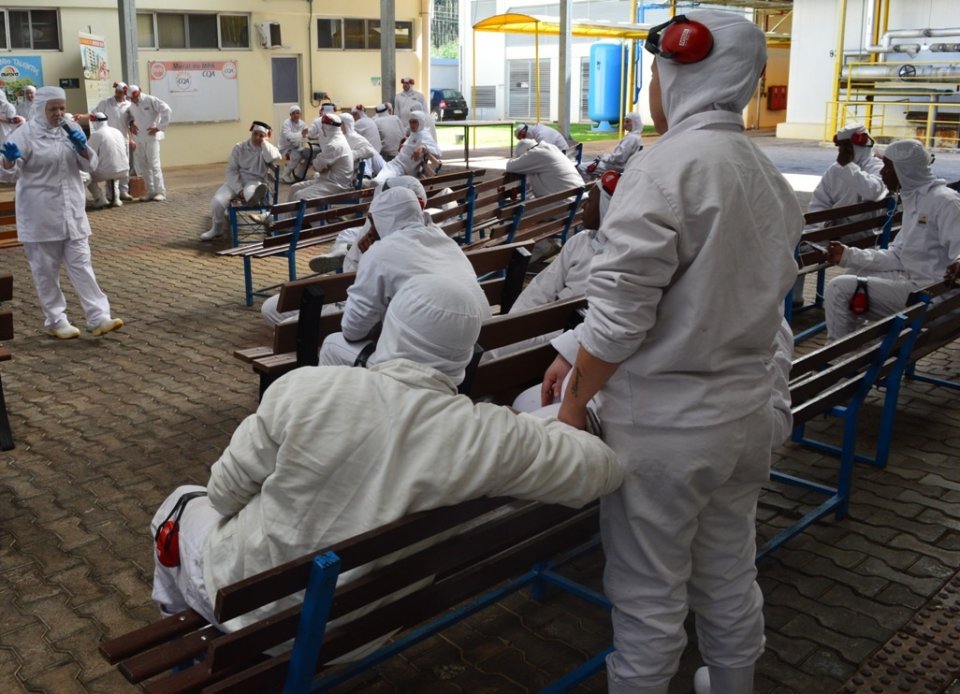 Roda de Leitura leva empregados ao mundo da imaginação com suas histórias