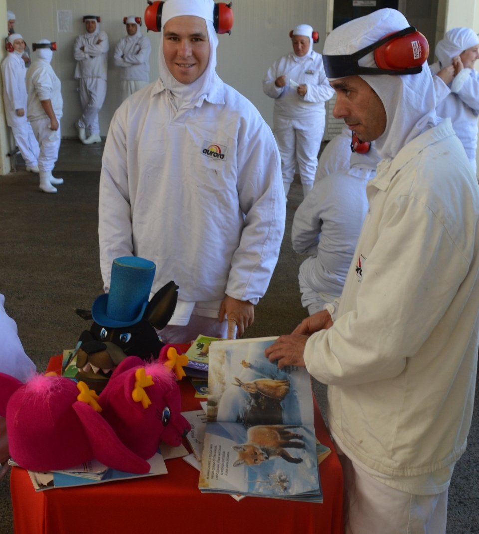 Roda de Leitura leva empregados ao mundo da imaginação com suas histórias