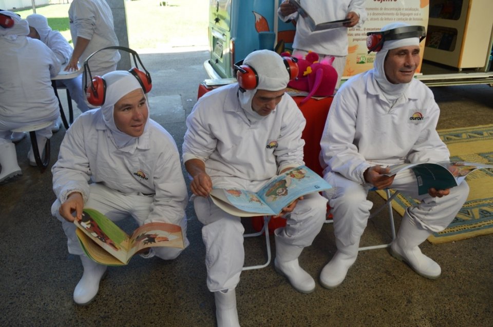 Roda de Leitura leva empregados ao mundo da imaginação com suas histórias