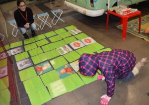 Programas da Falb promovem momentos de descontração em supermercado