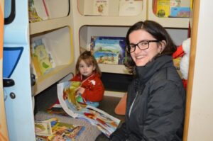 Programas da Falb promovem momentos de descontração em supermercado