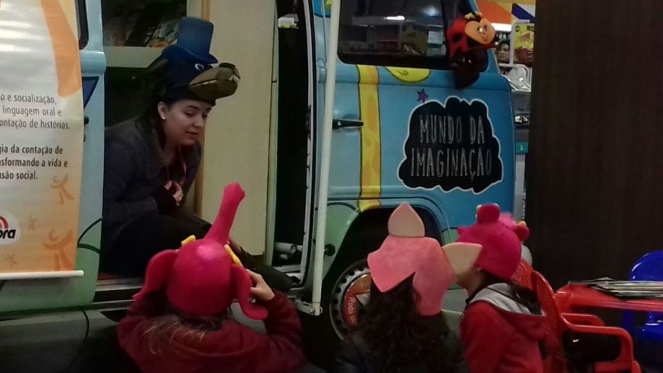 Programas da Falb promovem momentos de descontração em supermercado