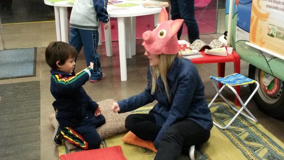 Programas da Falb promovem momentos de descontração em supermercado