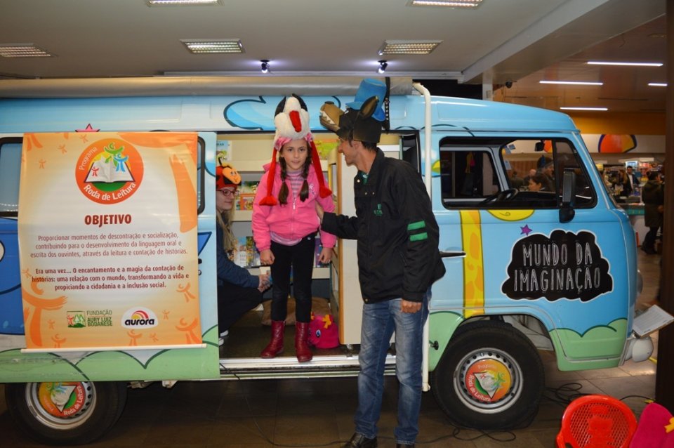 Programas da Falb promovem momentos de descontração em supermercado