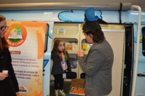 Programas da Falb promovem momentos de descontração em supermercado