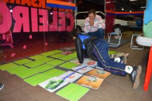 Programas da Falb promovem momentos de descontração em supermercado