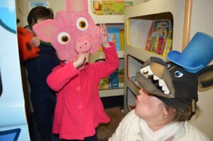 Programas da Falb promovem momentos de descontração em supermercado