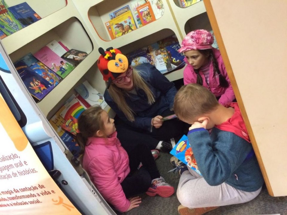 Programas da Falb promovem momentos de descontração em supermercado