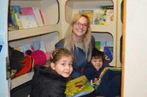 Programas da Falb promovem momentos de descontração em supermercado