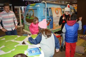 Programas da Falb promovem momentos de descontração em supermercado