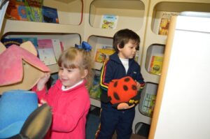 Programas da Falb promovem momentos de descontração em supermercado