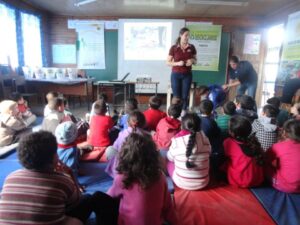 A Turminha da Reciclagem conscientiza adolescente em feira do livro