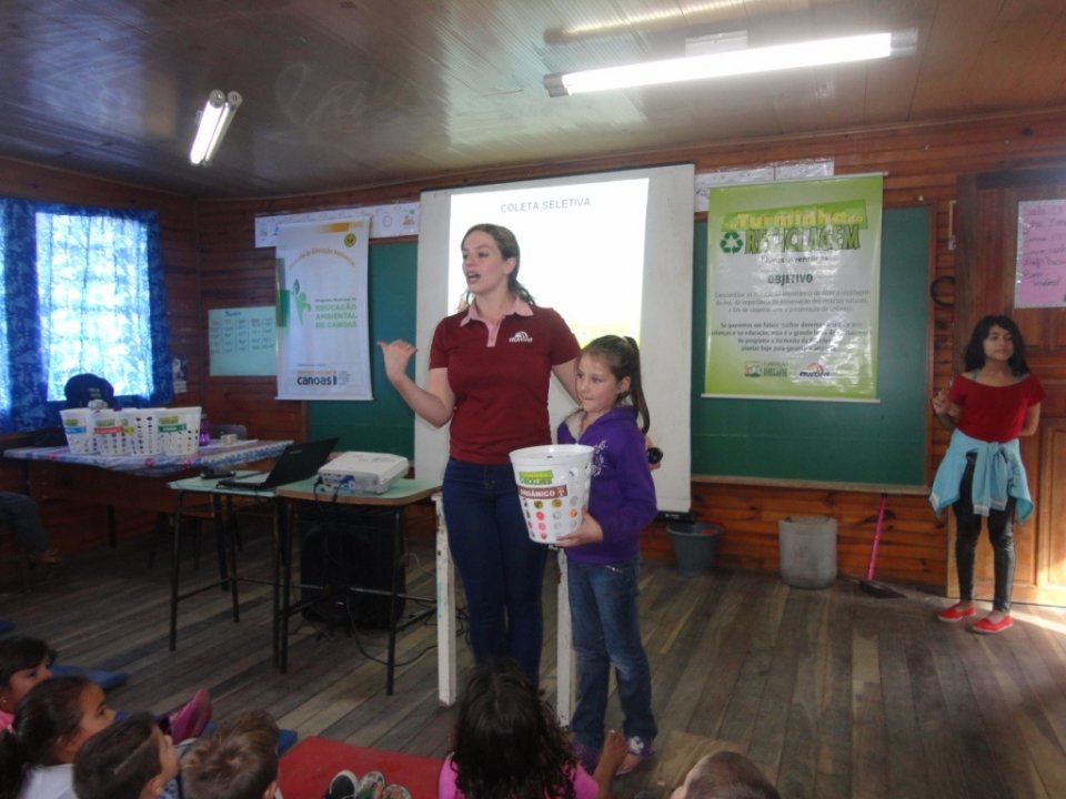 A Turminha da Reciclagem conscientiza adolescente em feira do livro