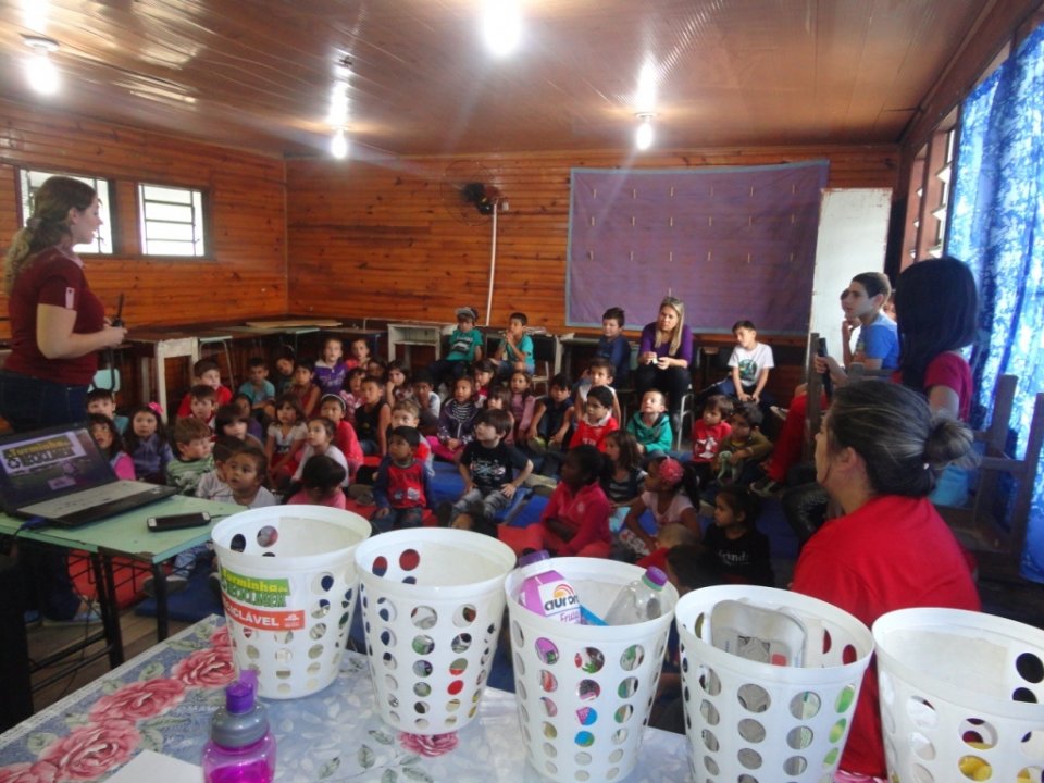 A Turminha da Reciclagem conscientiza adolescente em feira do livro