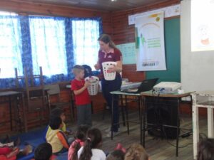 A Turminha da Reciclagem conscientiza adolescente em feira do livro
