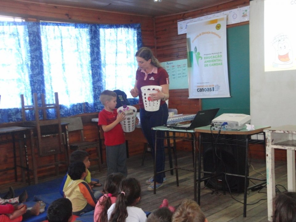 A Turminha da Reciclagem conscientiza adolescente em feira do livro