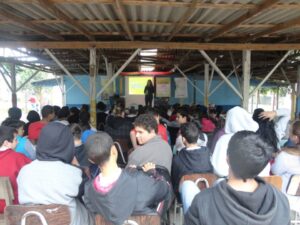 A Turminha da Reciclagem conscientiza adolescente em feira do livro
