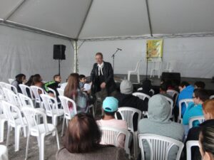 A Turminha da Reciclagem conscientiza adolescente em feira do livro