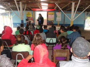 A Turminha da Reciclagem conscientiza adolescente em feira do livro