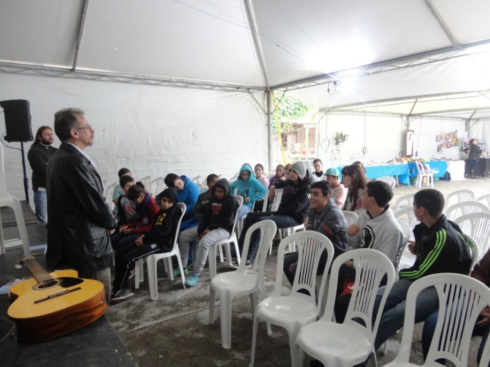A Turminha da Reciclagem conscientiza adolescente em feira do livro