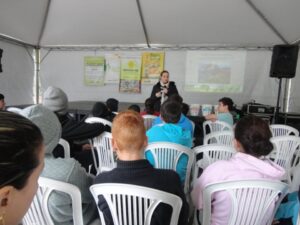 A Turminha da Reciclagem conscientiza adolescente em feira do livro