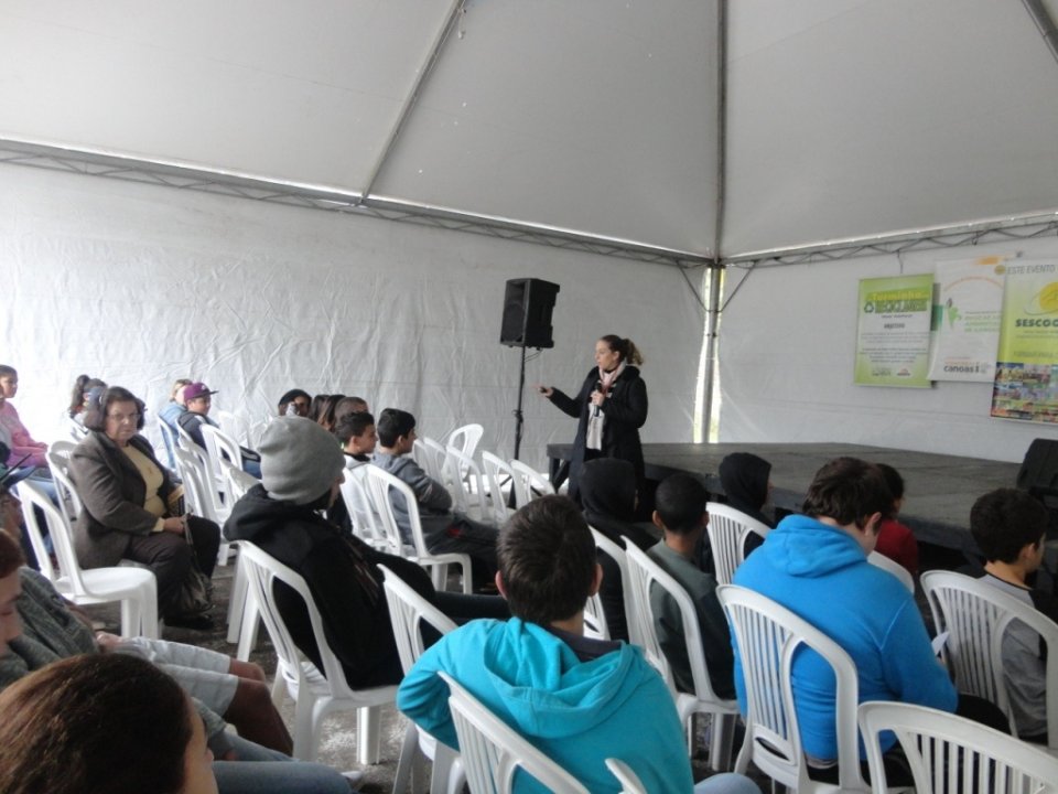 A Turminha da Reciclagem conscientiza adolescente em feira do livro