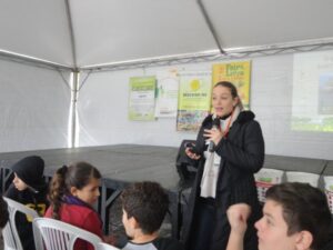 A Turminha da Reciclagem conscientiza adolescente em feira do livro