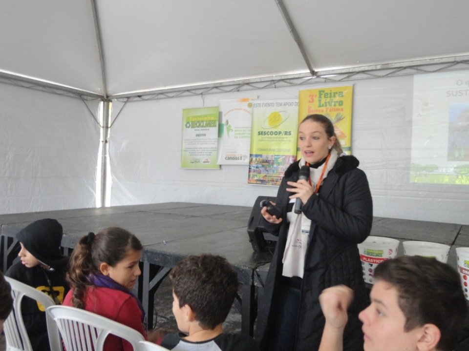 A Turminha da Reciclagem conscientiza adolescente em feira do livro