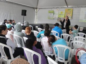 A Turminha da Reciclagem conscientiza adolescente em feira do livro