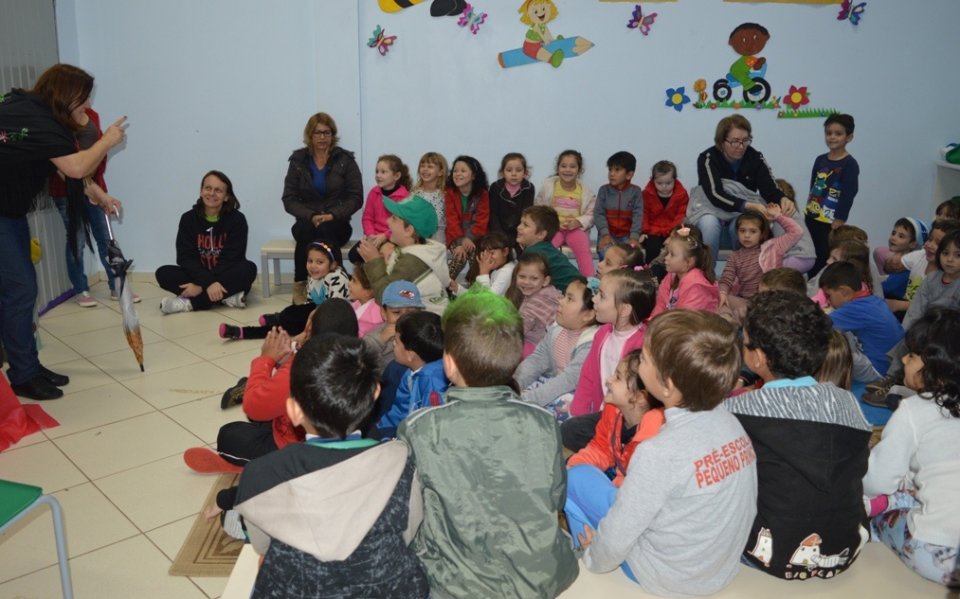 Roda de Leitura leva as crianças dos CEIM de Chapecó-SC ao mundo da imaginação