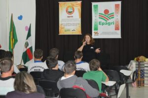 Roda de leitura leva a contação de histórias aos municípios do oeste