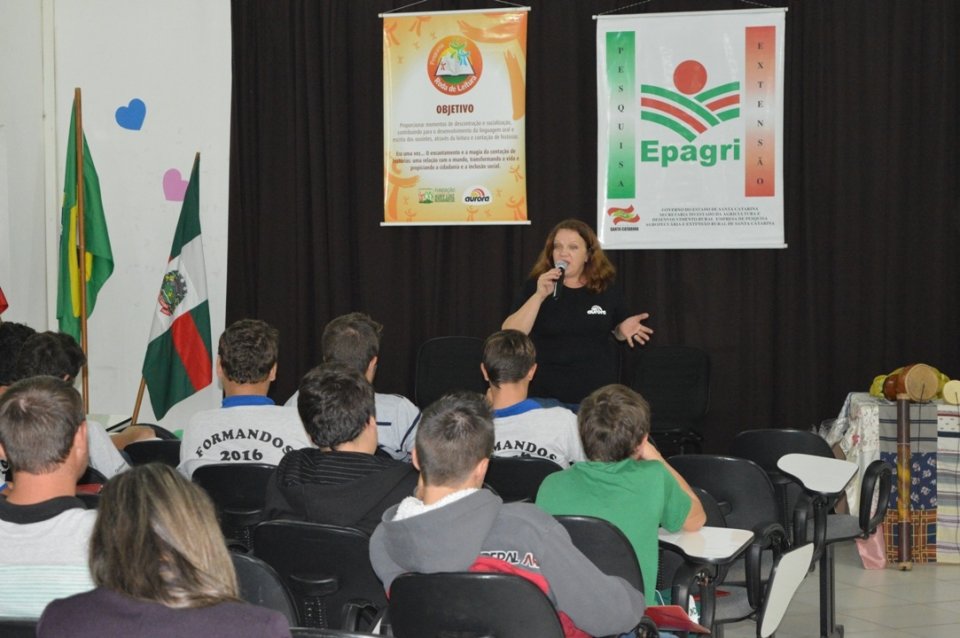 Roda de leitura leva a contação de histórias aos municípios do oeste