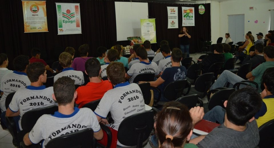 Roda de leitura leva a contação de histórias aos municípios do oeste