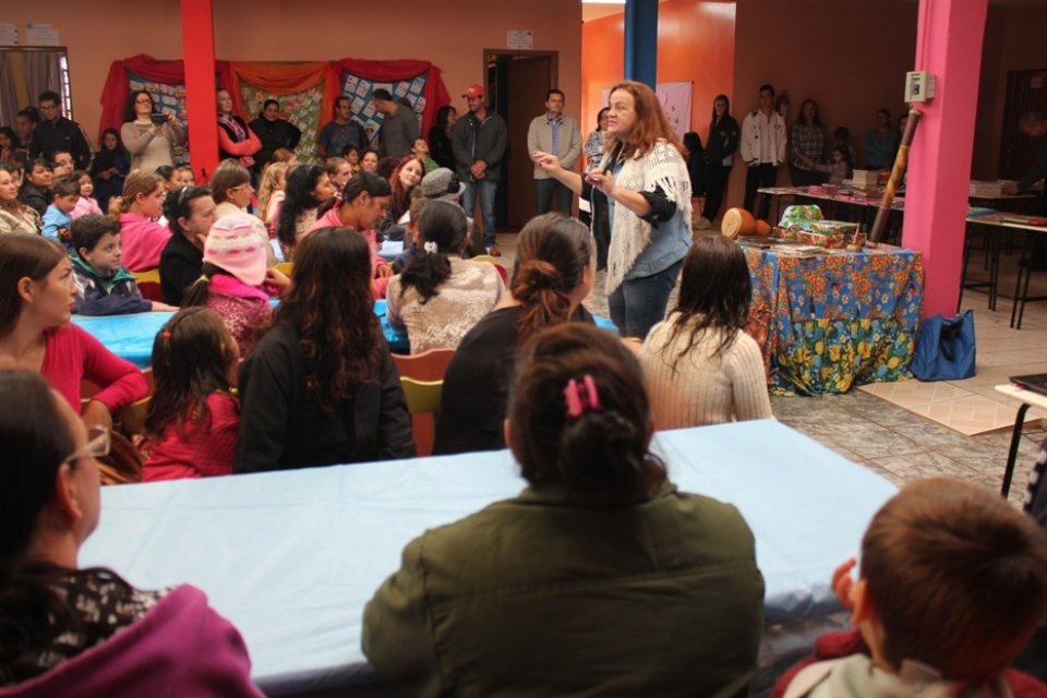 Roda de leitura leva a contação de histórias aos municípios do oeste