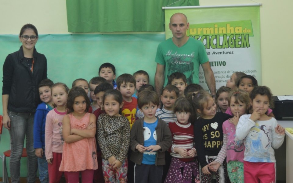 A Turminha da Reciclagem incentiva a assumir compromissos com o meio ambiente