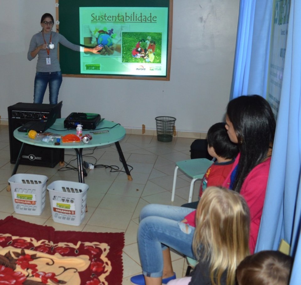 A Turminha da Reciclagem incentiva a assumir compromissos com o meio ambiente