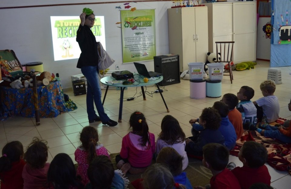 A Turminha da Reciclagem incentiva a assumir compromissos com o meio ambiente