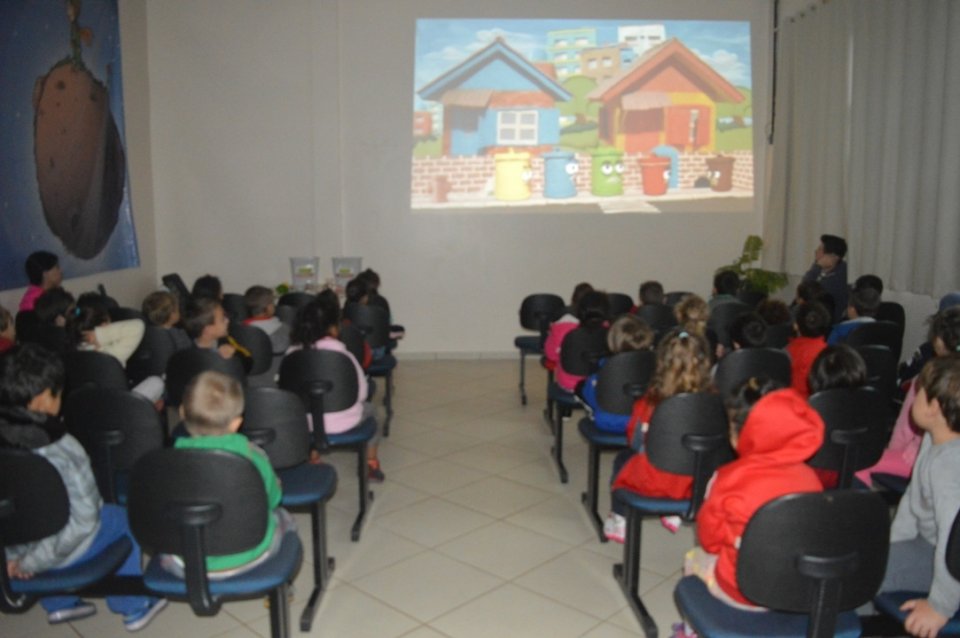 A Turminha da Reciclagem incentiva a assumir compromissos com o meio ambiente
