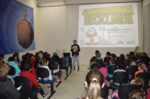 A Turminha da Reciclagem incentiva a assumir compromissos com o meio ambiente