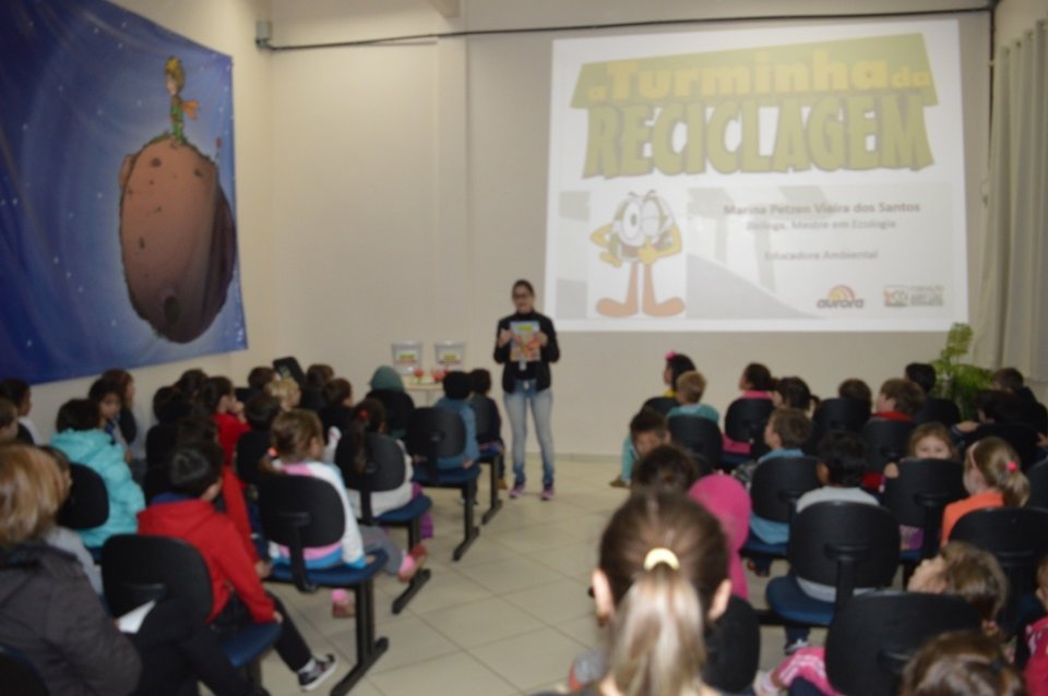 A Turminha da Reciclagem incentiva a assumir compromissos com o meio ambiente